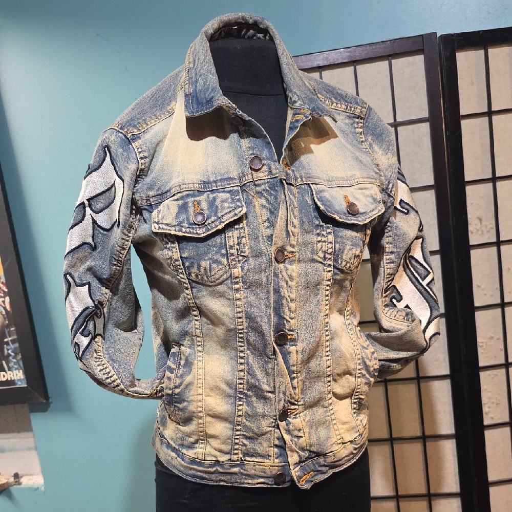 Trendy Blue Denim Jacket with Button Accent